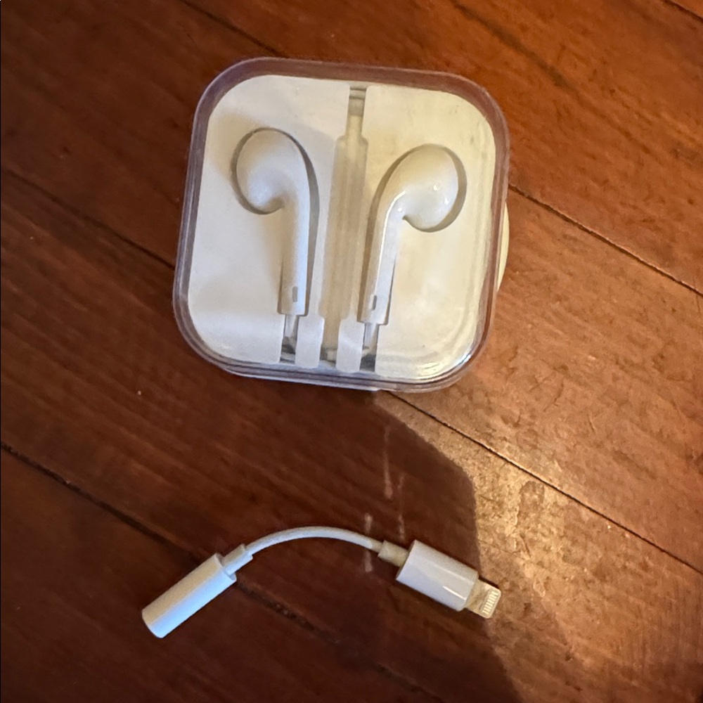 White Wired Earbuds with Adapter from Apple - Picture 5 of 5
